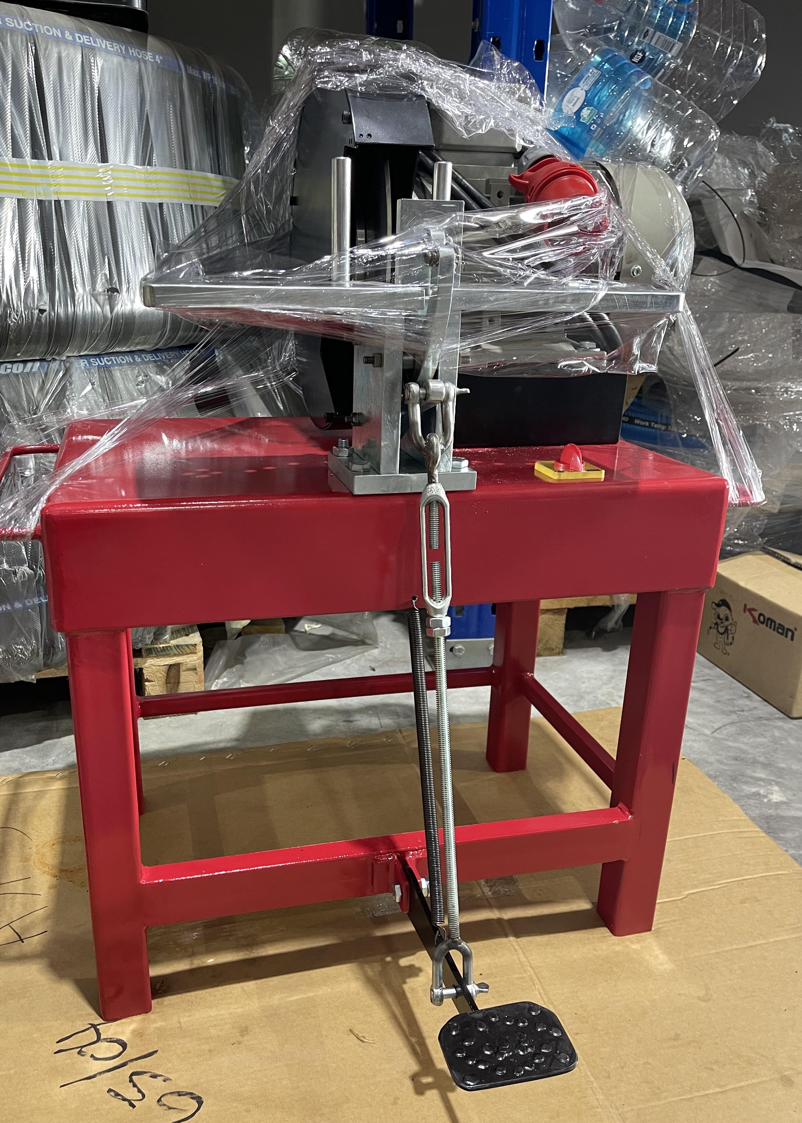 การเตรียมเครื่องตัดสายไฮดรอลิคก่อนส่งมอบเครื่อง Preparation of hydraulic Hose Cutting Machine before delivery.