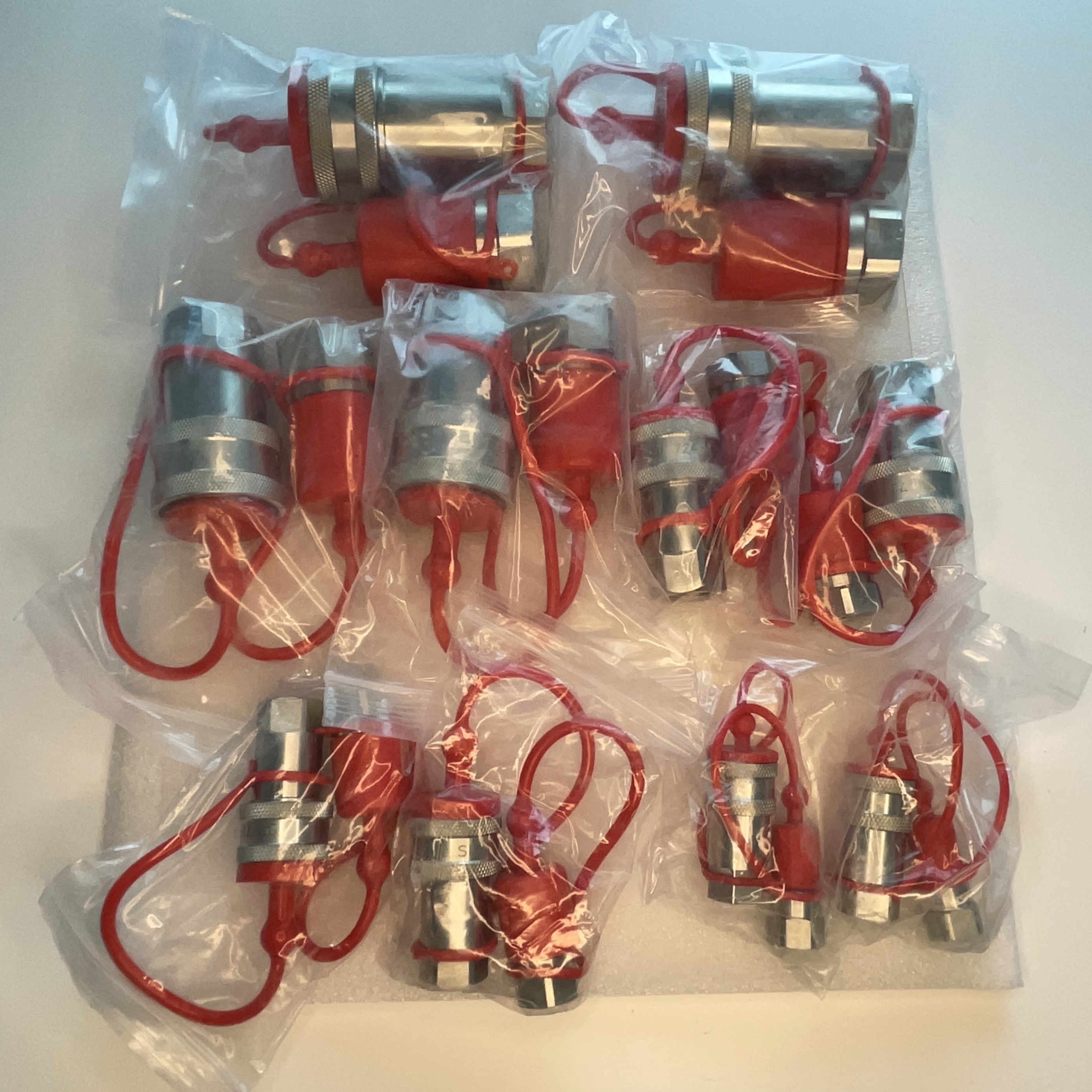 H001 hydraulic quick couplings with laser printing letters showing standard, threads, brand and set of dust cap.